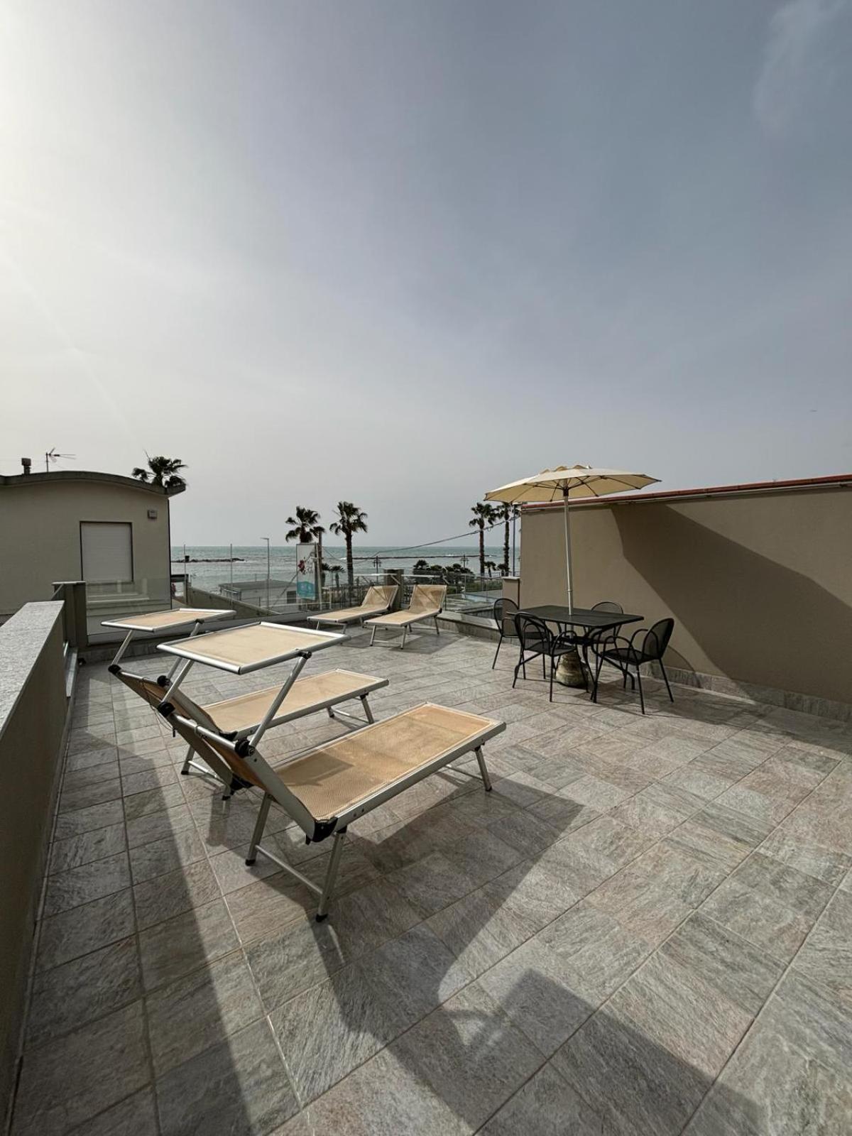 Hotel Delle Rose San Bartolomeo Al Mare Eksteriør billede