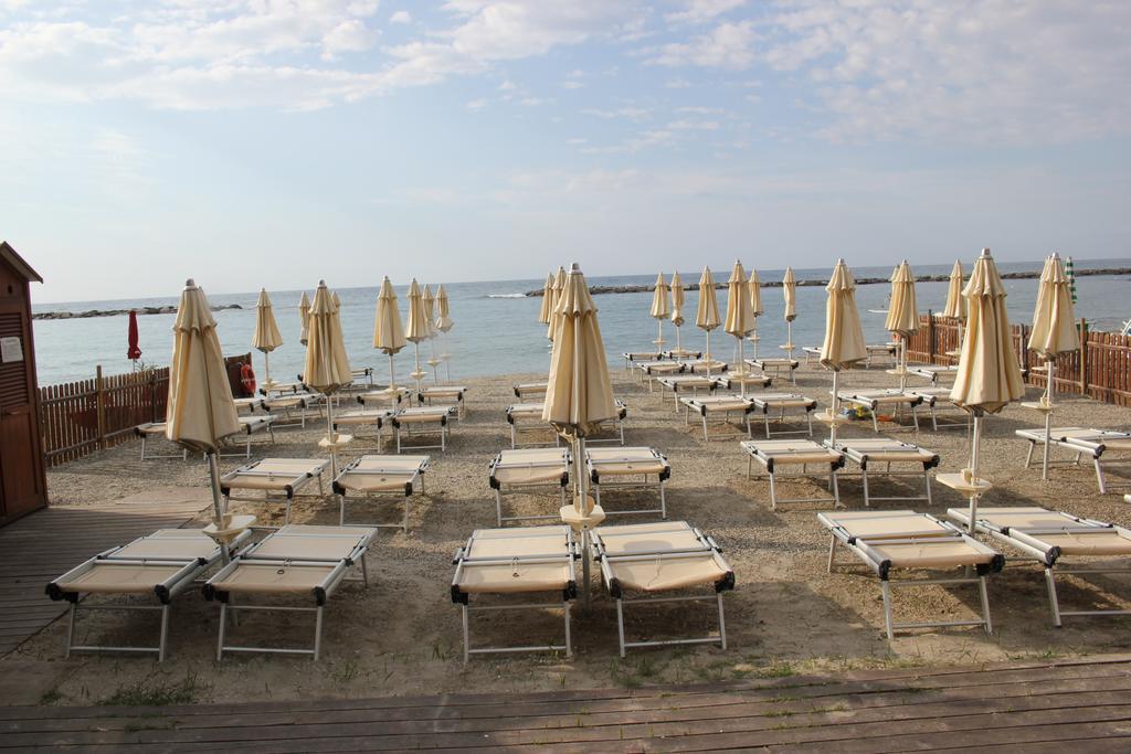 Hotel Delle Rose San Bartolomeo Al Mare Eksteriør billede